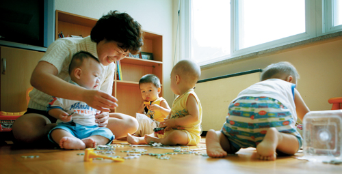 아이돌보미 선생님과 즐겁게 놀고 있는 아이들. 앞으로 이용자들은 아이돌보미 선생님과의 협의를 통해 육아와 관련된 가사서비스도 제공받을 수 있다.