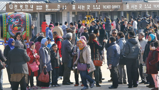 포근한 날씨를 보인 1일 서울 경복궁이 외국인 관광객과 나들이 시민 등으로 붐비고 있다.