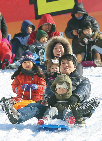 ‘2013년 한국인의 의식·가치관 조사’에 따르면 한국인들은 문화·여가생활을 즐겨야 중산층이라고 인식한다는 점이 확인됐다. 지난해 12월 14일 개장한 서울 개봉동 개봉 눈썰매장을 찾은 시민들이 눈썰매를 타며 겨울 정취를 즐기고 있다.