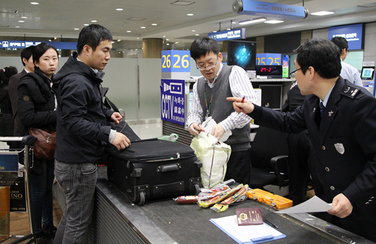 AI 발생 이후 국경검역이 강화되며 여행객 휴대품에 대한 일제검사가 이루어지고 있다. 
