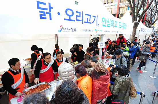 닭강정 및 오리훈제샐러드 시식회 모습. 