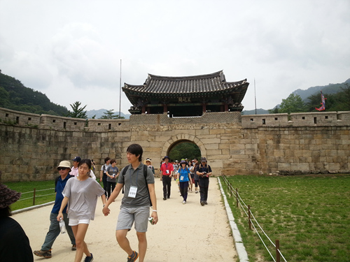 길고 험준한 새재 길 트래킹을 마친 탐방단의 모습. 처음 길에 오를 때와는 달리 육체는 지친 모습이지만 정신은 더더욱 풍성해졌을 것이다.