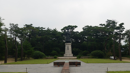 절두산 기념관 아래에 잇는 김대건신부 동상과 커다란 십자가