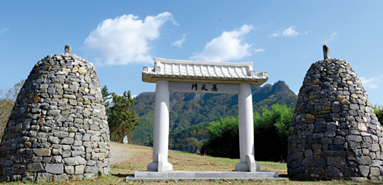 망향정 입구에는 통천문(通天門)이라 적힌 석문과 돌탑이 세워져있다.