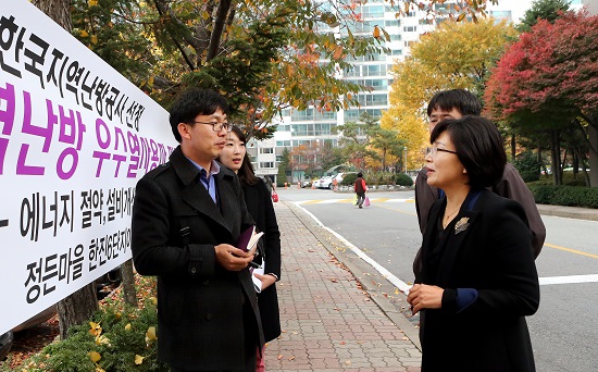 한국지역난방공사 직원들이 경기도 성남시 분당 정자동의 한 아파트 단지를 찾아 관리사무소로부터 애로사항이나 건의사항 등에 대해 이야기를 나누고 있다.