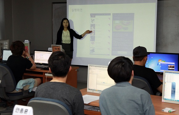 대전 우송대 IT교육센터에 개설된 청년취업아카데미 사물인터넷기반 자바 안드로이드 과정. 조별 프로젝트로 만든 앱을 소개하고 있다.