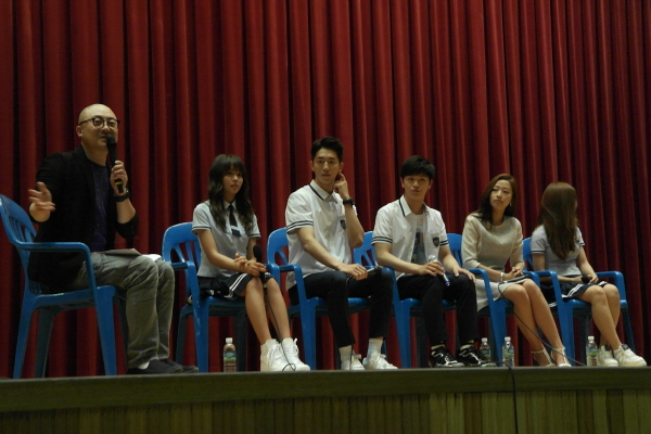 후아유의 주연 배우들이 개그맨 염경환씨의 진행에 맞춰 학생들과 이야기를 나누었다. 특히 같은 18살을 살고있다는 배우 김소현양은 함께 지금을 잘 지내자고 이야기했다.