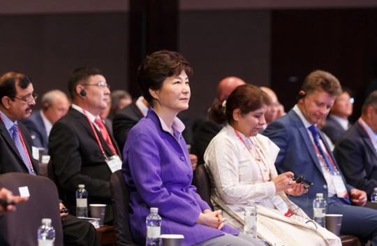 박근혜 대통령이 10일 오전 서울 중구 신라호텔에서 열린 유라시아 교통물류 국제심포지엄 개막식에 참석, 관련 영상을 시청하고 있다.