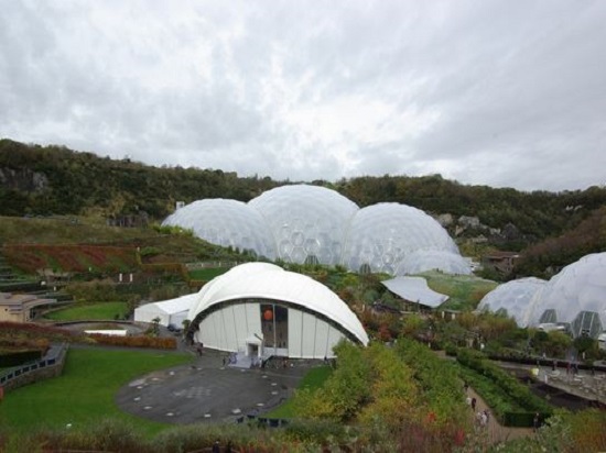 영국의 Eden project, 도자기용 흙을 파내던 구릉지대를 열대 식물들이 자라는 세계최대의 온실 관광지로 바꾼 일화가 유명하다.