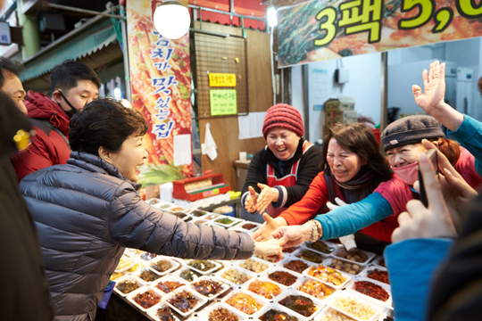 지난 5일 박근혜 대통령이 설을 맞아 인천 정서진 중앙시장을 방문했다. 박 대통령은 2일 국무회의에서 “일하고 싶다는 청년들의 간절한 절규와 일자리 찾기 어려워진 부모세대들의 눈물, 인력을 구하지 못해 애가 타는 업계의 한숨이 매일 귓가에 커다랗게 울려 퍼져서 속이 새까맣게 타들어 갈 지경”이라고 말했다.(사진=청와대)