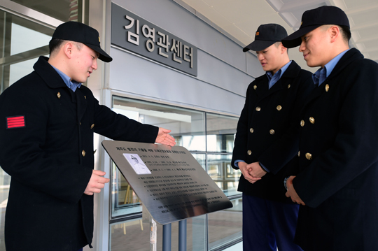 김영관센터를 찾은 장병들이 김영관 참모총장의 약력을 살펴보고 있다. (사진=국방일보 제공)