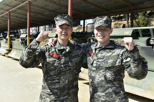 병역 면제에도 불구하고 국방의 의무를 이행하기 위해 해병대에 자원입대한 김상현(오른쪽)·조남우 일병. (사진=해병대 제공)