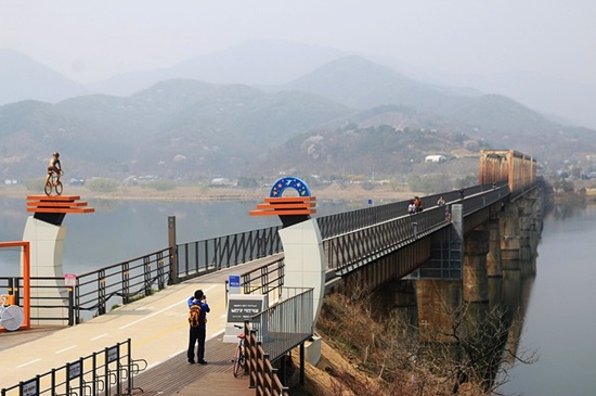 남한강 자전거길에서 수려한 경관을 자랑하는 북한강철교.