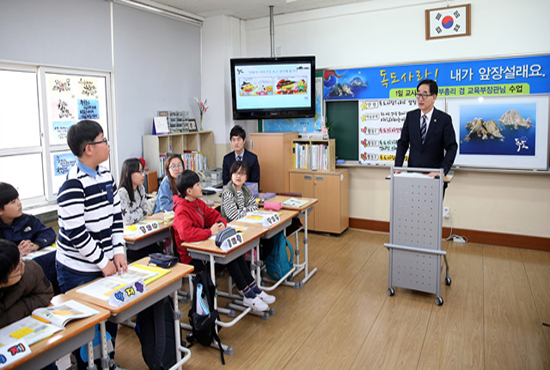 경북 포항의 연일초등학교를 방문해 6학년 3반 학생들과 수업을 진행하는 이준식 부총리(출처=교육부)