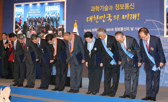 21일 오전 한국과학기술연구원에서 열린 제49회 과학의 날· 제61회 정보통신의 날 기념식에서 훈포장을 받은 오준호 카이스트교수 등 훈포장 수상자들이 참석자들에게 인사하고 있다. (사진=저작권자(c) 연합뉴스, 무단 전재-재배포 금지) 