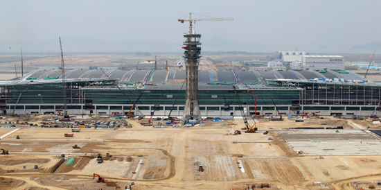 인천국제공항 3단계 건설사업 핵심시설인 제2여객터미널의 마지막 뼈대를 완성하는 상량식이 26일 오후 제2여객터미널 건설부지에서 열렸다. 사진은 인천공항 관제탑에서 바라본 제2여객터미널 모습. <저작권자(c) 연합뉴스, 무단 전재-재배포 금지> 