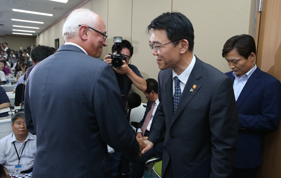 21일 오후 정부세종청사 국토교통부 공용브리핑룸에서 열린 ‘영남권 신공항 사전타당성 검토 연구 최종보고회’에서 프랑스 파리공항공단엔지니어링(ADPi) 장 마리 슈발리에 수석 엔지니어가 김해공항 확장으로 연구결과를 발표한 뒤 강호인 장관과 악수하고 있다. (사진=저작권자(c) 연합뉴스, 무단 전재-재배포 금지)