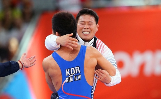 “하늘을 감동시켜야 금메달을 딴다!”라는 말을 남긴 안한봉 감독이 김현우 선수의 금메달 소식을 듣고, 환호하고 있다. (사진=공감포토, 대한체육회) 