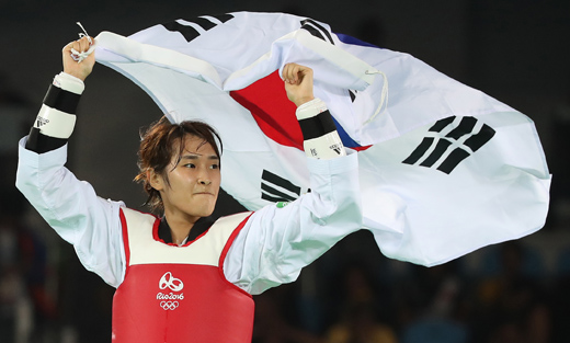 한국 여자 태권도 대표팀의 김소희가 17일 오후(현지시간) 브라질 리우데자네이루 올림픽파크 카리오카 아레나3에서 열린 2016 리우올림픽 태권도 여자 49㎏급 결승에서 티야나 보그다노비치(세르비아)를 꺾고 금메달을 차지한 뒤 태극기를 들고 환호하고 있다. 