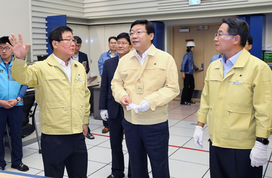 주형환 산업통상자원부 장관은 은 14일 오전 경주지역 지진발생으로 인한 지진 대응태세와 원자력발전소 시설 안전점검을 위해 부산 기장군에 위치한 한수원 고리원자력발전소를 방문했다. (사진=산업통상자원부 제공)