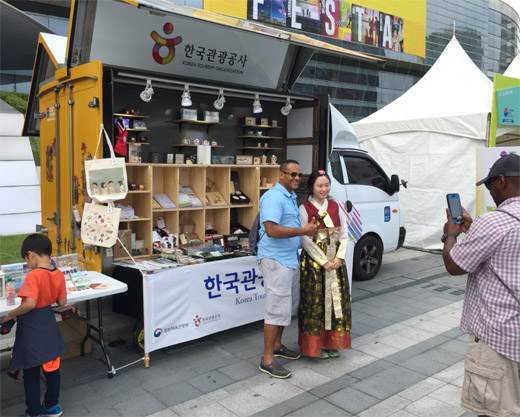 문화체육관광부(장관 조윤선)는 9월 30일(금)부터 10월 11일(화)까지 서울 코엑스와 남산, 동대문디자인플라자(DDP)에서 한국관광공사(사장 정창수)와 함께 ‘찾아가는 관광기념품 트럭’을 운영하고 있다. 