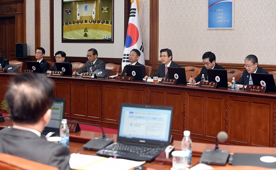 황교안 대통령 권한대행 국무총리가 14일 서울 세종로 정부서울청사에서 열린 국무회의를 주재하고 있다.