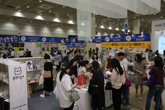 서울 삼성동 코엑스에서 열린 제23회 서울국제도서전을 찾은 사람들이 책을 보고 있다.