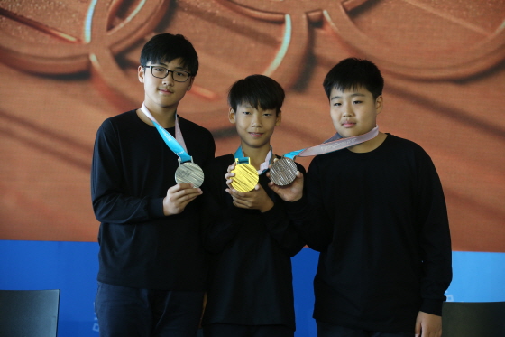 평창 동계올림픽 메달리스트들에게 수여될 메달은 우리 민족의 상징인 한글을 모티브로 세계 각국 선수의 열정과 노력을 담아 제작됐다. 동계스포츠 꿈나무들이 금은동 메달을 들어보이고 있다.