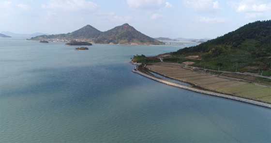 박지도에서 본 반월도 (사진 = 문화재청)