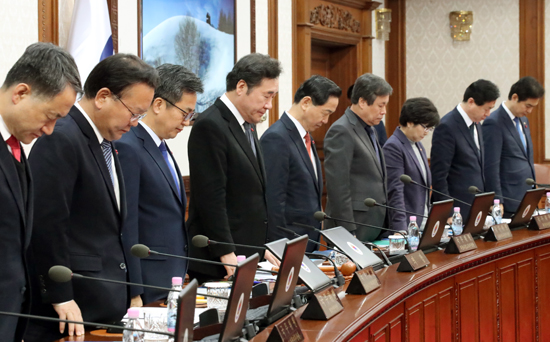 이낙연 총리와 국무위원들이 5일 국무회의에서 인천 영흥도 낚싯배 사고 희생자들을 위한 묵념을 하고 있다.