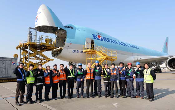 백운규 산업통상자원부 장관이 1일 오전 인천공항 대한항공 수출화물 터미널을 방문해 새해 첫날 수출상황을 점검하고 있다. (사진 = 산업통상자원부)