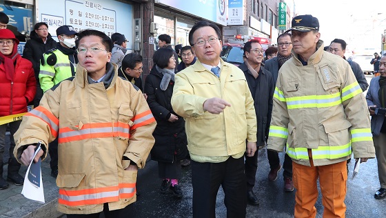 김부겸 행정안전부 장관(가운데)이 26일 오후 경남 밀양시 세종병원 화재 참사 현장을 둘러보고 있다.(사진=저작권자(c) 연합뉴스, 무단 전재-재배포 금지) 