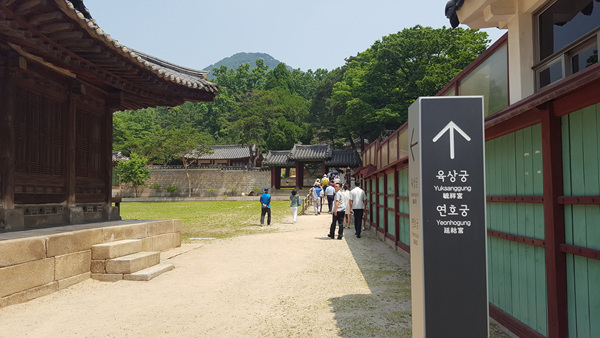 걷다보니 육상국과 연호궁이 이정표에 나란히 써있다