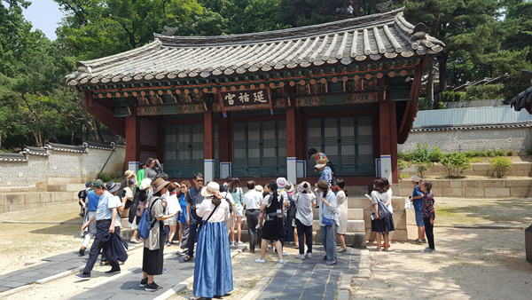 관람객들이 연호궁이라 쓰인 사당 앞에서 해설사의 설명을 듣고 있다