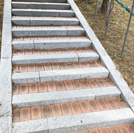 배리어프리 디자인의 계단.