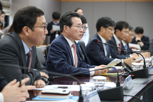 Kim Yong-bum, vice-président de la Commission des services financiers, a pris la parole lors de la réunion sur l'examen de la situation des marchés financiers tenue au complexe gouvernemental de Séoul à Sejong-ro le 29, à Séoul, en présence de représentants d'investisseurs institutionnels et de sociétés de valeurs mobilières. (Photo = détenteur du droit d'auteur (c) Yonhap News, réimpression sans permission - interdiction de redistribution)