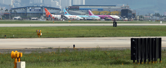The Ministry of Lands, Transport and Maritime Affairs announced yesterday that it would take full control of all air operations in all parts of the country for 35 minutes, from 13:05 to 40:00 on the 15th of the year. University 2019. The photo shows the runway and the apron of Gimhae International Airport. (Photo = copyright holder (c) Yonhap News, reprint without permission - redistribution ban)