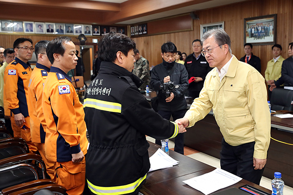 문재인 대통령이 5일 오후 강원도 고성군 토성면사무소에 마련된 산불 상황실을 방문해 관계자와 악수하고 있다. (사진=청와대)