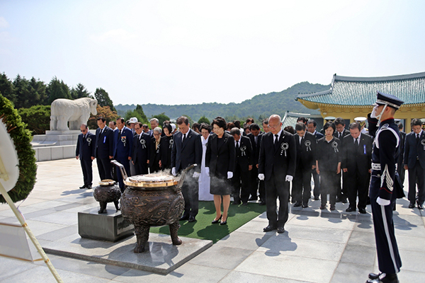 지난해 국립대전현충원에서 열린 현충일 추념식에서 문재인 대통령 내외와 주요내빈들이 현충탑에 헌화 및 분향을 하고 있다.