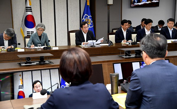 이낙연 국무총리가 25일 세종 어진동 정부세종청사에서 열린 국정현안점검조정회의를 주재하고 있다.