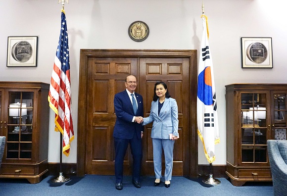 유명희 산업통상자원부 통상교섭본부장(오른쪽)이 윌버 로스 미국 상무장관과의 면담 후 기념촬영을 하고 있다.(사진=산업통상자원부 제공)