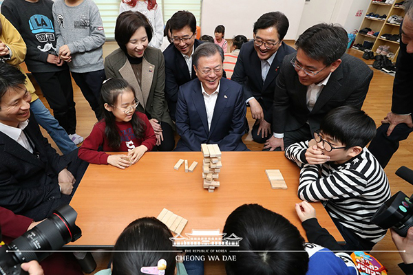 문재인 대통령이 지난 5월 서울 노원구 월계문화복지센터에서 열린 포용국가 사회정책 대국민 보고회에 앞서 초등학생 방과후 돌봄시설을 방문해 어린이들과 젠가 보드게임을 하고 있다.(사진=청와대)