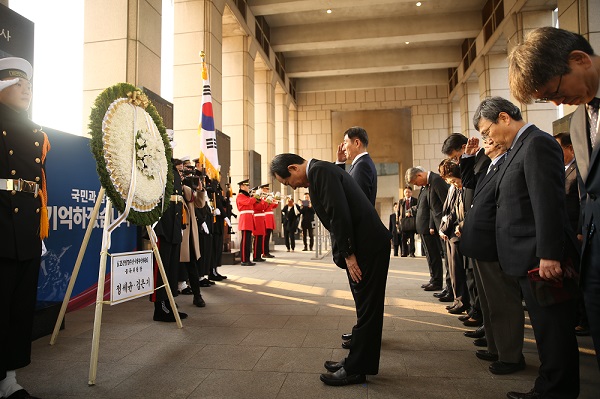 정세균 국무총리가 31일 서울 용산구 전쟁기념관에서 열린 6.25전쟁 70주년 사업추진위원회 개최에 앞서 김은기 민간위원장 및 주요내빈들과함께 무명용사 기념비에 헌화를 하고 있다