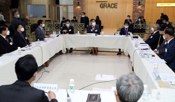 박양우 문화체육관광부 장관이 12일 서울 종로구 한국교회 100주년 기념관에서 열린 코로나19 사태에 따른 한국교회총연합 긴급 상임회장회의에 참석해 발언을 하고 있다.