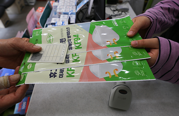 서울 시내 모 약국에서 한 시민이 공적마스크 3장을 구매하고 있다. 식품의약품안전처는 4월 27일부터 공적 판매처에서 일주일에 1인당 3장씩의 공적 마스크를 살 수 있도록 했다. (사진=저작권자(c) 연합뉴스, 무단 전재-재배포 금지)