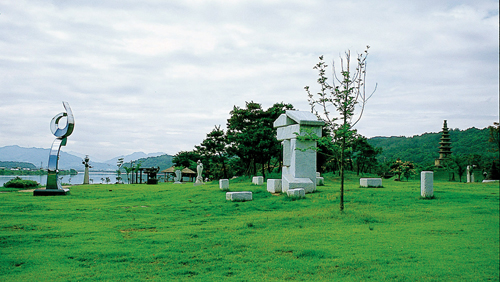 충주 중앙탑조각공원은 강의 아름다움과 문화재, 예술이 어우러진 관광지다.