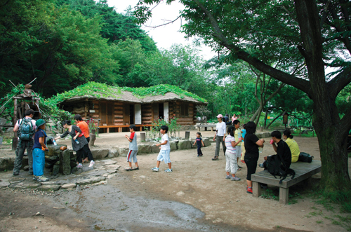 전통 귀틀집으로 복원된 대관령 옛 길 주막에는 숙소로도 활용할 수 있는 황토방과 여러 사람이 쉴 만한 평상도 갖춰져 있다.