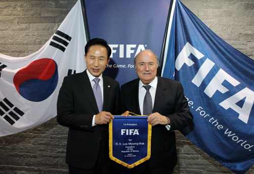 스위스를 방문중인 이명박 대통령이 27일 오후(현지시간) 취리히 국제축구연맹(FIFA) 사무국을 방문해 제프 블래터 회장으로부터 소형 FIFA기를 선물받고 있다.