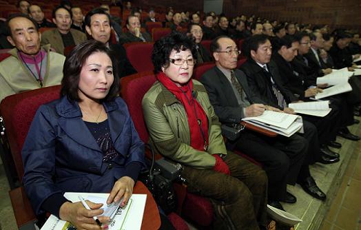 은퇴자로 구성된 어린이학교안전지킴이들. 퇴직은 인생의 끝이 아니라 종착역을 향하는 중간역이다. (사진=연합뉴스)