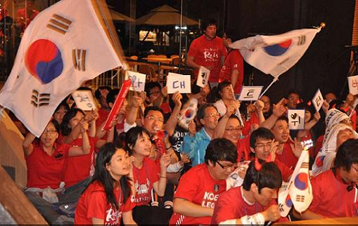 지난달 23일 나이지리아전 당시 청와대 ‘응원번개’에 모인 시민들.(사진=청와대 블로그)